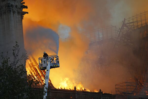 Пожарные во время тушения пожара в соборе Парижской Богоматери - Sputnik Беларусь