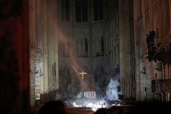 Дым после пожара в алтарной части собора Нотр-Дам - Sputnik Беларусь