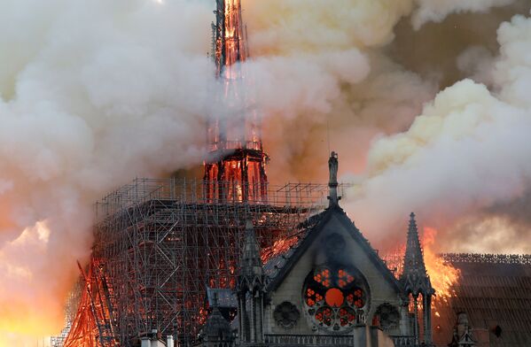 Огонь охватил шпиль собора Нотр-Дам в Париже - Sputnik Беларусь