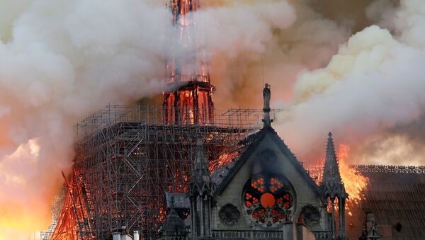 Огонь охватил шпиль собора Нотр-Дам в Париже - Sputnik Беларусь