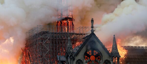 Огонь охватил шпиль собора Нотр-Дам в Париже - Sputnik Беларусь