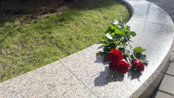 Минчане несут цветы к зданию французского посольства в столице  - Sputnik Беларусь