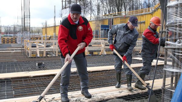 Александр Лукашенко на субботнике - во время реконструкции стадиона Динамо - Sputnik Беларусь