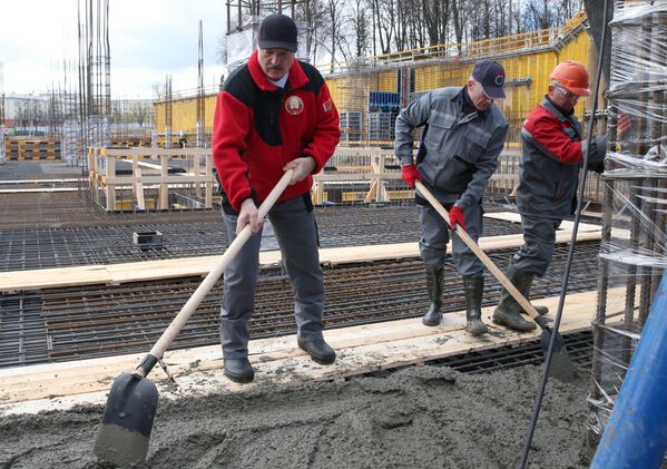 Аляксандр Лукашэнка на суботніку падчас рэканструкцыі стадыёна &quot;Дынама&quot;, красавік 2016 года. - Sputnik Беларусь