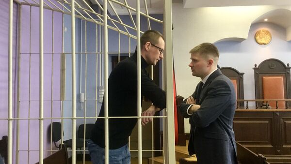 Бриштель и адвокат перед началом суда - Sputnik Беларусь