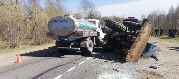 Перевернувшийся трактор Перевернувшийся трактор - Sputnik Беларусь