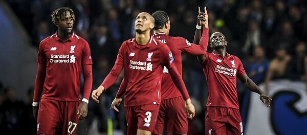 Футболисты Ливерпуля празднуют гол в ворота Порту Футболисты Ливерпуля празднуют гол в ворота Порту - Sputnik Беларусь