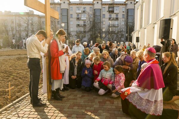 Крестный ход на Золотой Горке: у католиков наступил Пасхальный Тридиум - Sputnik Беларусь