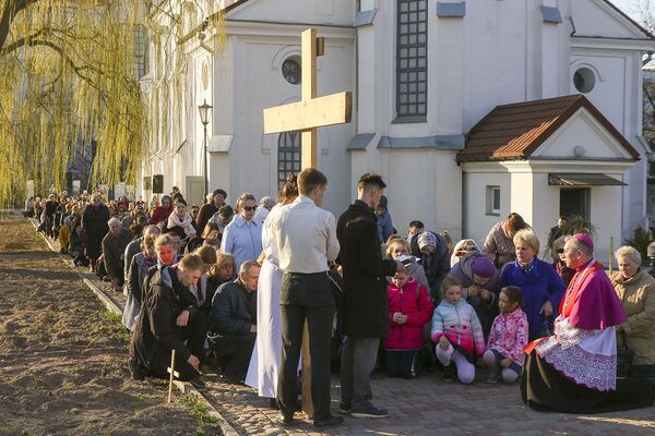 Крестный ход на Золотой Горке: у католиков наступил Пасхальный Тридиум - Sputnik Беларусь
