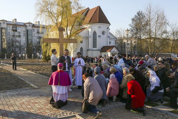 Крестный ход на Золотой Горке: у католиков наступил Пасхальный Тридиум - Sputnik Беларусь