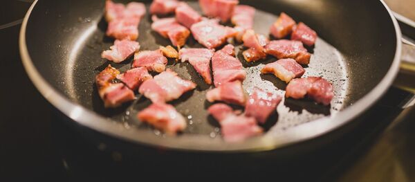 Бекон на сковороде, архивное фото Бекон на сковороде, архивное фото - Sputnik Беларусь