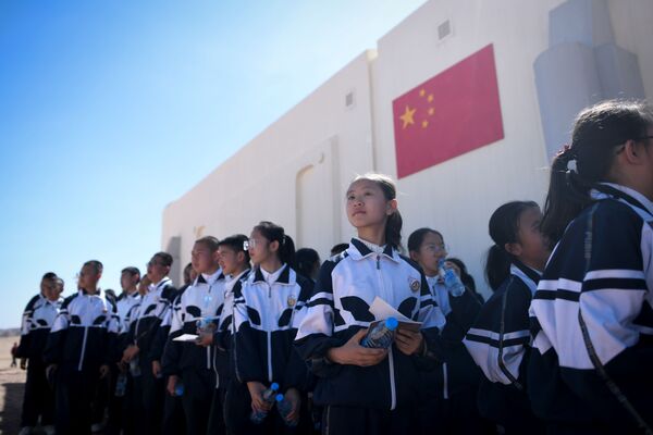 Группа детей во время визита на китайскую базу Mars Base 1, расположенную в пустыне Гоби в китайской провинции Ганьсу - Sputnik Беларусь