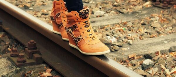 Девочка идет по рельсам - Sputnik Беларусь