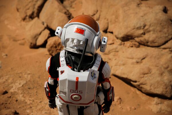 Экскурсовод в скафандре на китайской базе Mars Base 1, расположенной в пустыне Гоби в китайской провинции Ганьсу - Sputnik Беларусь