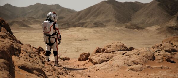 Экскурсовод в скафандре на китайской базе Mars Base 1, расположенной в пустыне Гоби Экскурсовод в скафандре на китайской базе Mars Base 1, расположенной в пустыне Гоби - Sputnik Беларусь