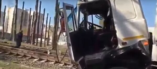 Грузовик МАЗ столкнулся с тепловозом в Бресте Грузовик МАЗ столкнулся с тепловозом в Бресте - Sputnik Беларусь