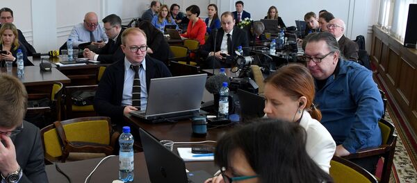 Журналисты в пресс-центре Дома правительства - Sputnik Беларусь