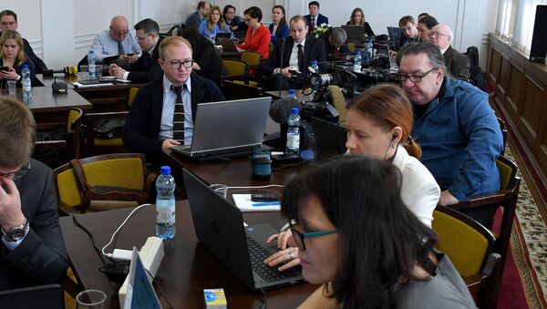 Журналисты в пресс-центре Дома правительства - Sputnik Беларусь
