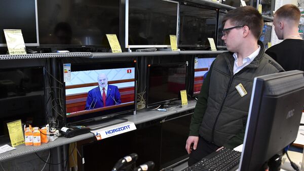 Люди слушают послание президента в ГУМе - Sputnik Беларусь