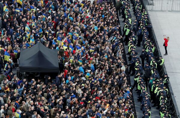 Монетка брошена: Зеленский на коленях перед народом, Порошенко – перед флагом - Sputnik Беларусь