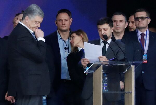 Монетка брошена: Зеленский на коленях перед народом, Порошенко – перед флагом - Sputnik Беларусь