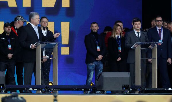 Монетка брошена: Зеленский на коленях перед народом, Порошенко – перед флагом - Sputnik Беларусь