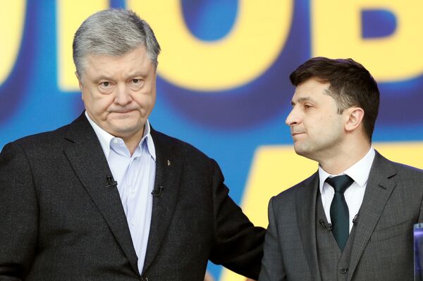 Монетка брошена: Зеленский на коленях перед народом, Порошенко – перед флагом - Sputnik Беларусь