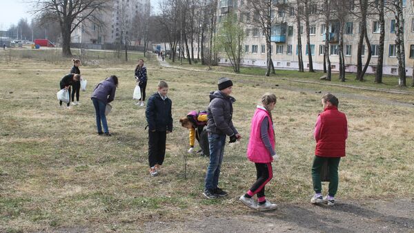Школьники на уборке территории - Sputnik Беларусь