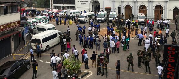 Сотрудники полиции на месте взрыва в Коломбо - Sputnik Беларусь