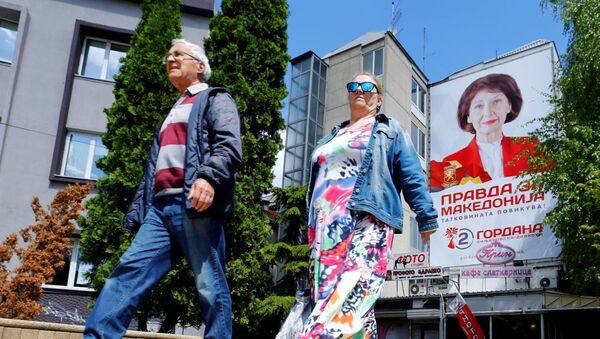 Жители Северной Македонии на фоне плаката кандидата в президенты Силяновска-Давковой  - Sputnik Беларусь