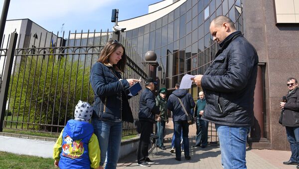 Украинцы голосуют на участке в Минске - Sputnik Беларусь