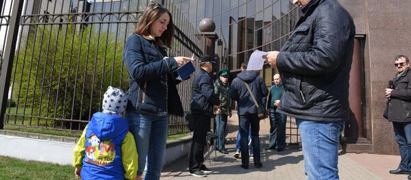 Украинцы голосуют на участке в Минске - Sputnik Беларусь