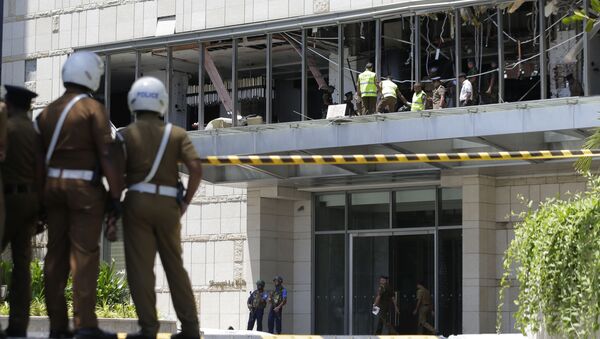 Сотрудники полиции на месте теракта в отеле Коломбо - Sputnik Беларусь
