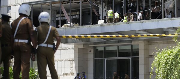 Сотрудники полиции на месте теракта в отеле Коломбо - Sputnik Беларусь