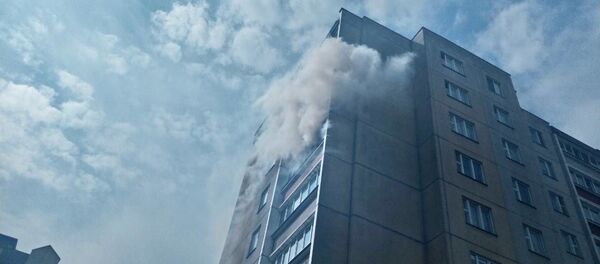 Сотрудники МЧС спасли мать и дочь из горящего дома в Минске – видео - Sputnik Беларусь