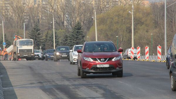 Машины в Минске на мосту через Свислочь - Sputnik Беларусь