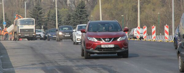 Машины в Минске на мосту через Свислочь - Sputnik Беларусь