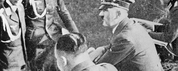 Главный адъютант Гитлера генерал пехоты Рудольф Шмундт (первый слева), фюрер Адольф Гитлер (второй справа) - Sputnik Беларусь