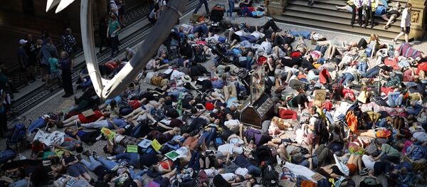 Экологические активисты улеглись на полу Лондонского музея, протестуя против изменений климата - Sputnik Беларусь