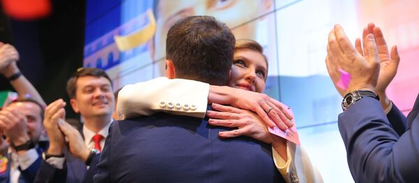 Кандидат в президенты от партии Слуга народа Владимир Зеленский с супругой Еленой - Sputnik Беларусь