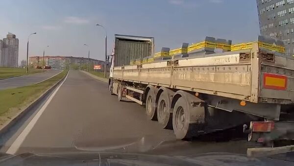 Колесо лопнуло у грузовика при съезде на МКАД - Sputnik Беларусь