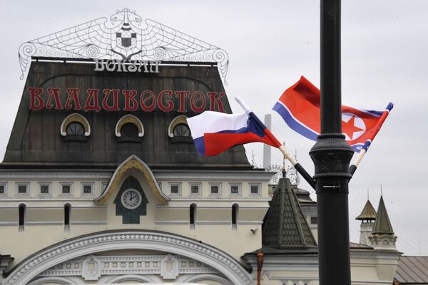 Флаги России и КНДР на железнодорожном вокзале Владивостока - Sputnik Беларусь