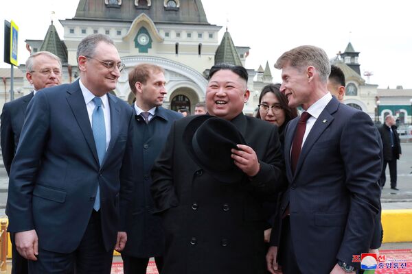 Лидер КНДР Ким Чен Ын на торжественной церемонии встречи во Владивостоке - Sputnik Беларусь