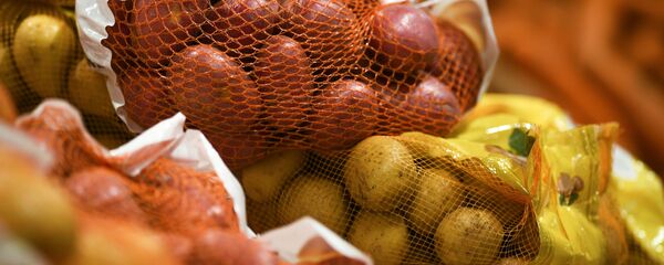 Картофель на прилавке, архивное фото - Sputnik Беларусь