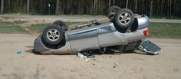 Под Полоцком опрокинулась легковушка  - Sputnik Беларусь