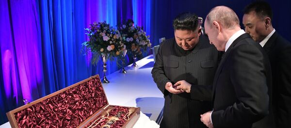Владимир Путин и Ким Чен Ын обменялись подарками Владимир Путин и Ким Чен Ын обменялись подарками - Sputnik Беларусь