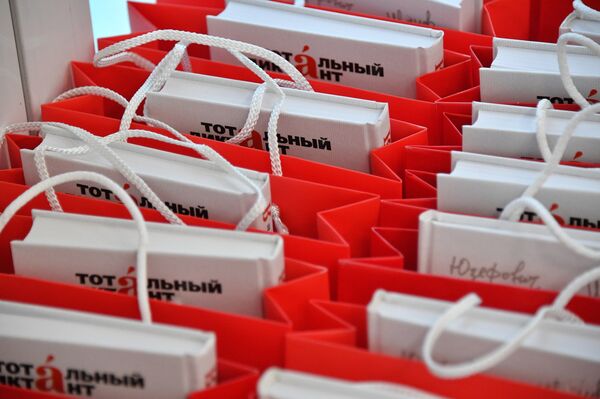 Минск установил рекорд по отличникам Тотального диктанта - Sputnik Беларусь