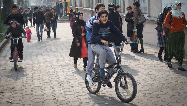 Дети на велосипедах на улицах Душанбе в Таджикистане - Sputnik Беларусь
