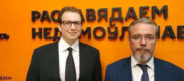 Российские политические эксперты Алексей Кочетков и Станислав Бышок - Sputnik Беларусь