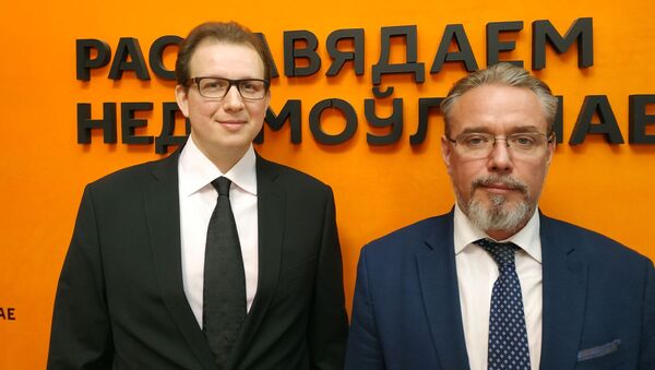 Российские политические эксперты Алексей Кочетков и Станислав Бышок - Sputnik Беларусь